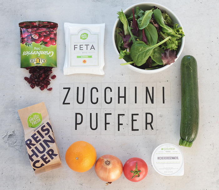 HelloFresh Rezept für Zucchini-Puffer mit Feta, Cranberrysoße und Bulgursalat