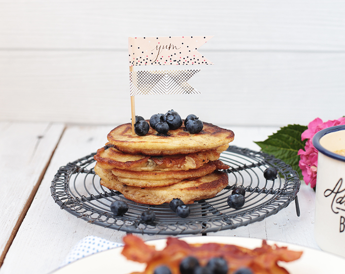 Blueberry Pancakes mit Bacon & Ahornsirup Blaubeeren Speck maple sirup english breakfast