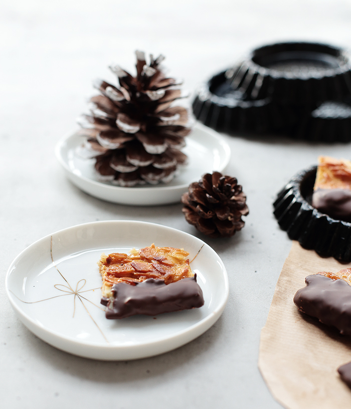 Weihnachtsplätzchen Florentiner mit Schokolade und Mandeln