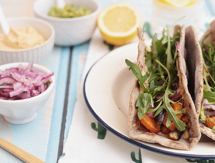 Vegane und glutenfreie Buchweizen-Tacos mit Hummus, Guacamole, Süßkartoffeln, Kichererbsen und Aubergine