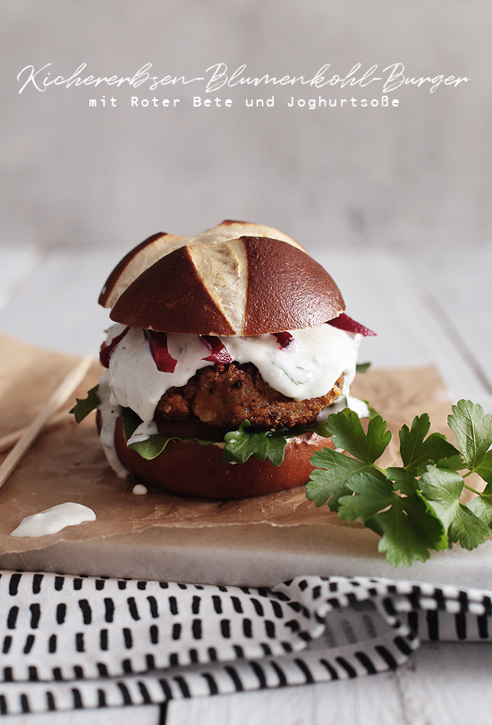 Kichererbsen-Blumenkohl-Burger mit Roter Bete und Joghurtsoße